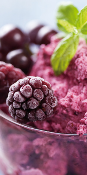 Frisch gemachter Eisbecher mit Himbeeren